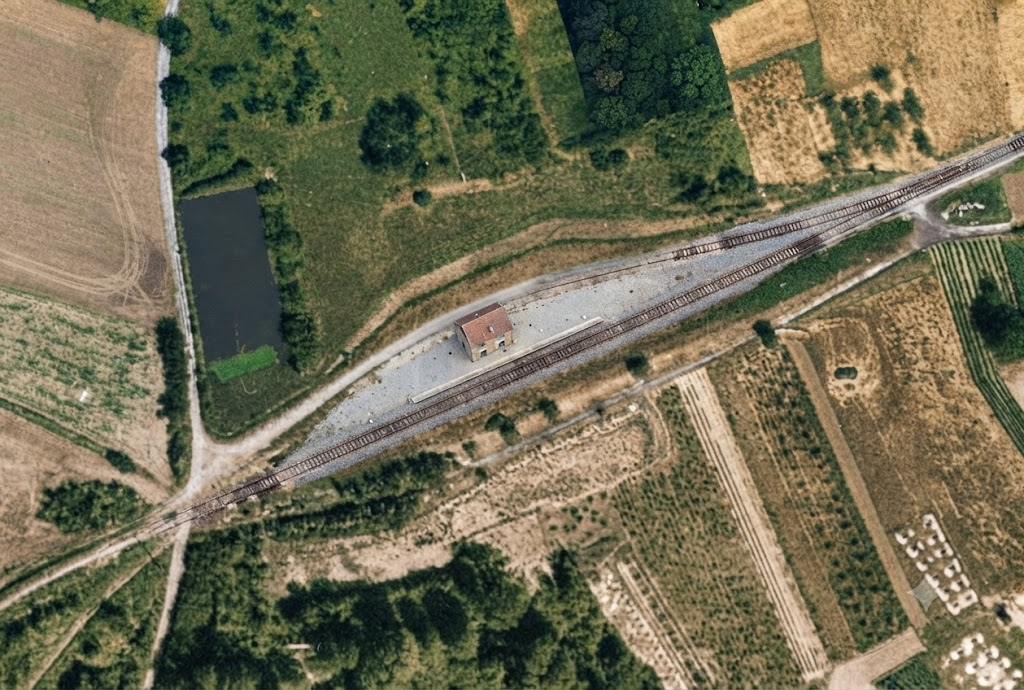 Gare de Gency colorisée par IA (Gemini) c'est-à-dire ne vous y fiez absolument pas